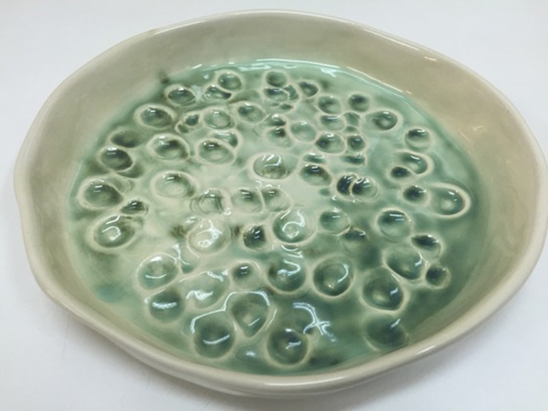 Plato turquesa de cerámica arte-hoy. Diseñado por Pedro León