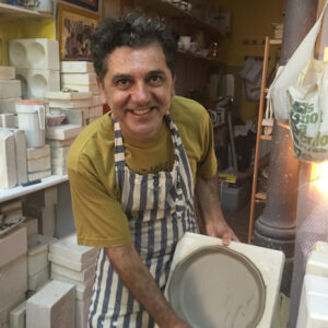 Pedro León con molde de pieza de cerámica en arte-hoy