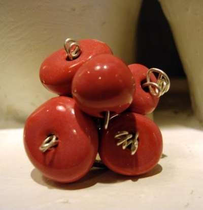 Pendientes rojos de cerámica arte-hoy por Miki Caro